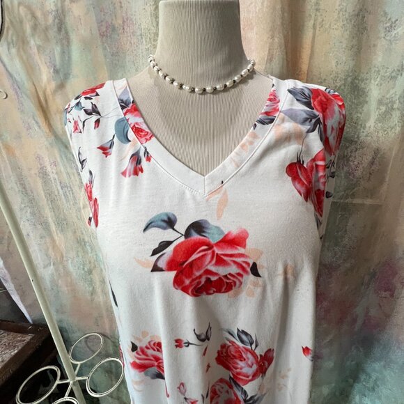 ๐Beautiful Floral Red Roses Long Sleeveless V- Neckline Plus Size Top - Picture 3 of 14